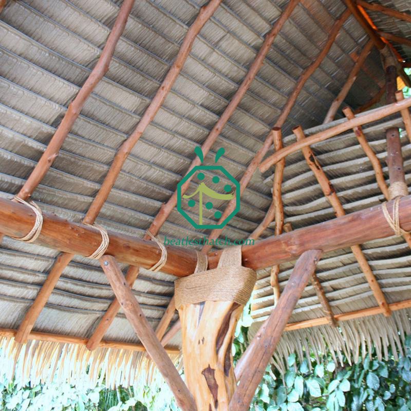 Vista interior del techo de paja de palma artificial