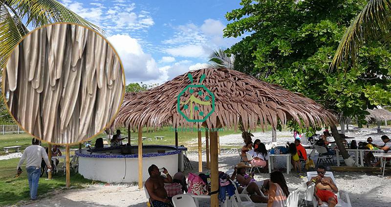 Aplicación de techo de paja de hoja de palma falsa para varios parques comerciales, jardines, restaurantes tiki paisajísticos, sombrillas de playa