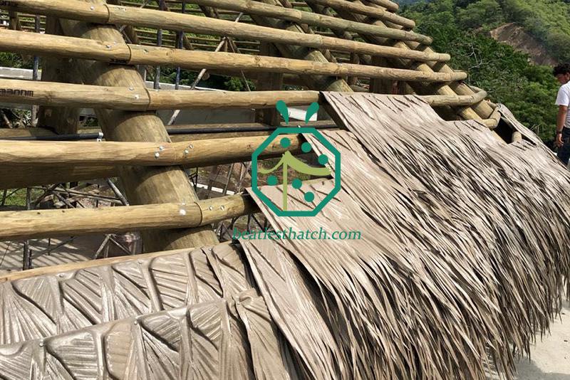 Techo de paja de hojas de palma viva sintética utilizado para cobertizo de jardín, palapa de resort, restaurante tiki hut, parque temático bali hut, casa de playa, cenador y construcción de bungalows sobre el agua.