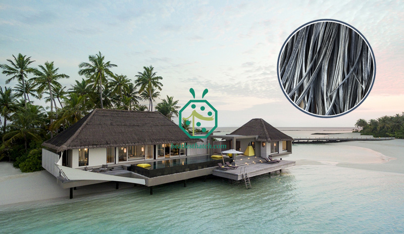 Techo de paja artificial sintética que se utilizará para el restaurante de bungalows del hotel resort sobre el agua
