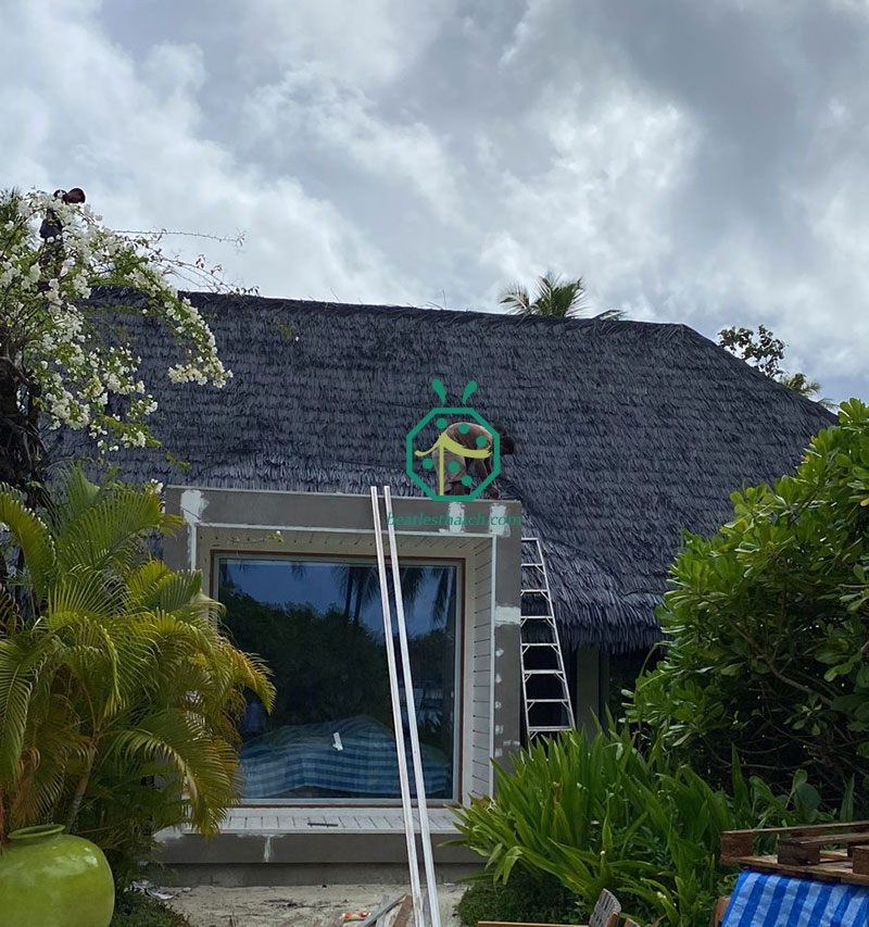 Construcción de techo de paja kajan de plástico en Maldives Resort Hotel