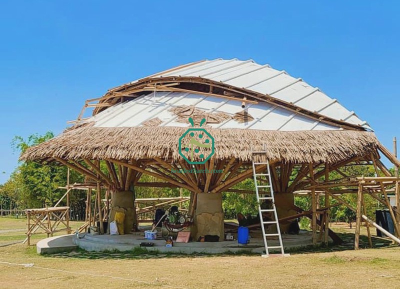 Construcción del techo de Nipa Patio Hut mediante el uso de tejas sintéticas de Nipa