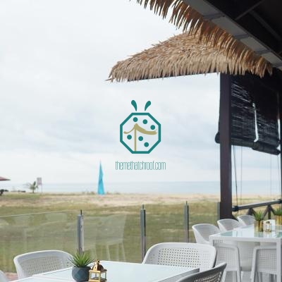 Sistema de techo de palma artificial de materiales mixtos para restaurante turístico