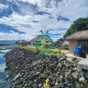Tejas sintéticas duraderas con apariencia de hojas de palma para eco-lodges en Costa Rica.