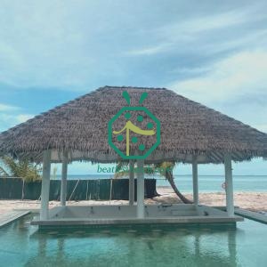Materiales para techos de paja artificial en instalaciones deportivas de Kenia