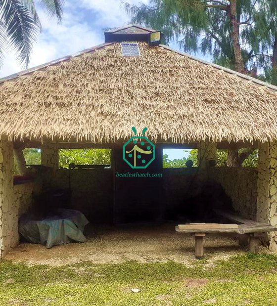 
     Proyecto de techado de paja artificial en el parque safari frente a la playa de Vanuatu
    