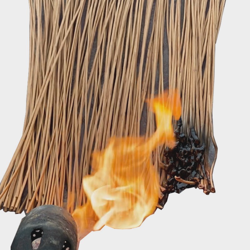 Prueba de resistencia al fuego para techos de caña artificial de un fabricante chino.