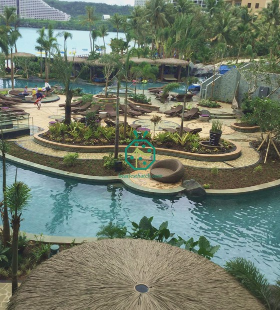 Techo de paja de plástico para el proyecto de renovación de un hotel en Guam