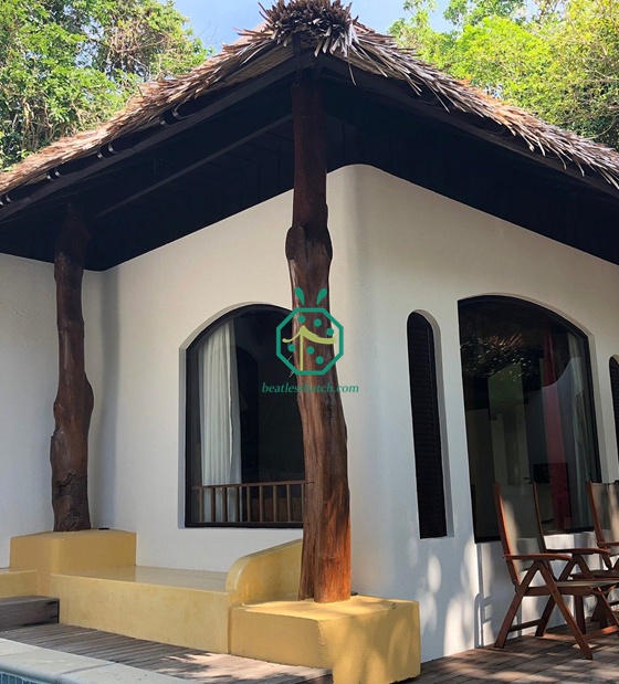 Techo de paja artificial en un hotel de una isla de Tailandia