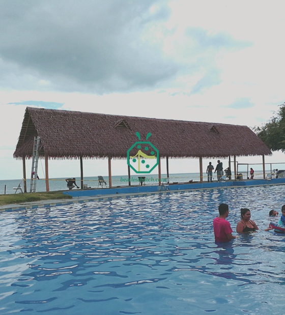 Techo de paja sintética para la piscina de la playa de Panamá