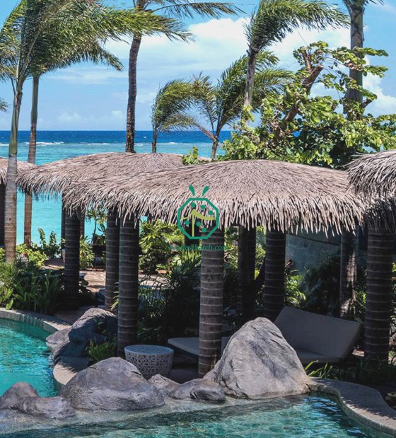 Techo de paja artificial en un hotel de una isla de Tailandia